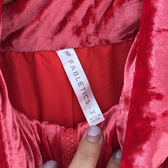 Fabletics Wander Crushed Velour Cropped Puffer Jacket Pink Strawberry - Picture 3 of 6